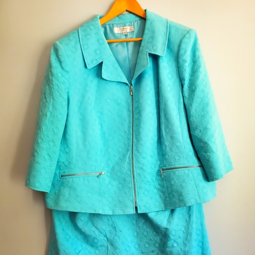 2-Piece Suit Tahari, Arthur S. Levine